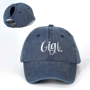 Verstellbare Destroyed-Jeans-Baseballcap mit Pferdeschwanz-Öffnung und weißer Gigi-Stickerei.