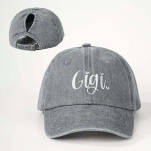 Graue Washed Ponytail Baseballkappe Detail mit weißer Gigi Stickerei und verstellbarer Schnalle.