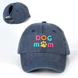 Detailansicht der blauen Denim Baseballcap mit Pferdeschwanzöffnung und Hunde-Stickerei.