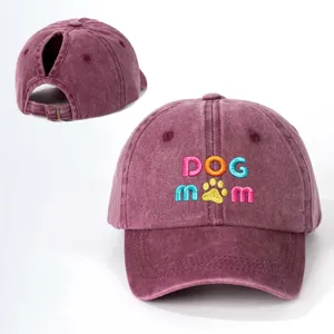 Verstellbare Vintage Baseballcap mit Pferdeschwanz-Öffnung und bunter Dog Mom Stickerei.