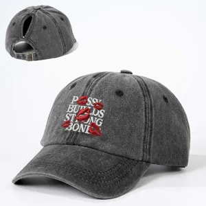 Verworfene gewaschene Denim-Pferdeschwanz-Baseballkappe mit roter Lippenstickerei und Riemen