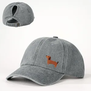 Nahaufnahme der gewaschenen grauen Baseballkappe mit süßer Dachshund-Stickerei.