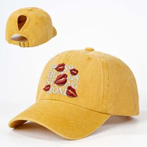 Verwaschene gelbe Ponytail Baseballkappe mit roter Lippen Bestickung und Text. Verstellbar.