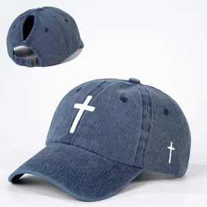 Casquette de baseball en denim lavé avec impression de croix blanche et sangle réglable.