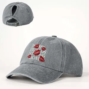 Verwaschene graue Pferdeschwanz-Baseballkappe mit bestickten Lippen und verstellbarem Riemen.