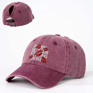 Gewaschene Pferdeschwanz-Baseballkappe mit besticktem Lippen- und Buchstaben-Design