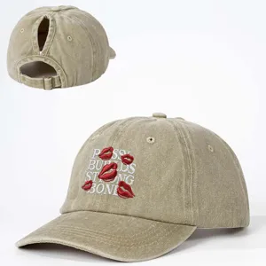 Vintage kaki Pferdeschwanz Baseballkappe mit gestickten roten Lippen und Buchstaben verstellbar.