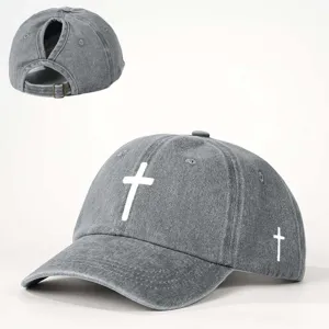 Casquette de baseball en denim lavé avec trou pour queue de cheval et imprimé croix.
