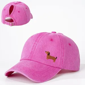 Rosa gewaschene Zopf-Baseballkappe mit süßer Dackel-Bestickung und verstellbarem Riemen.