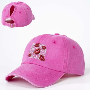 Rosa gewaschene Ponytail Baseballcap mit cooler Stickerei und verstellbarem Riemen.