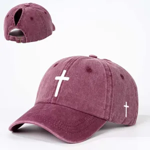 Vue detaillee de la casquette de baseball bordeaux avec impression de croix blanche et attache.