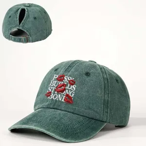 Gewaschene grüne Zopf-Baseballkappe mit gestickten Lippen und Buchstaben, verstellbar.