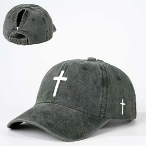 Détail de casquette de baseball queue de cheval grise délavée avec croix blanche et boucle