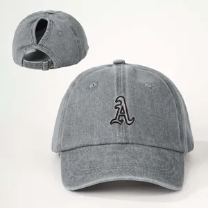 Graue gewaschene Jeans-Baseballcap mit Pferdeschwanzloch und besticktem Buchstaben A für Outdoor.