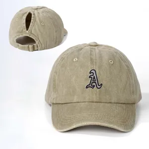 Detailansicht der gewaschenen Baumwoll-Pferdeschwanz-Baseballkappe mit gotischem Buchstaben A.