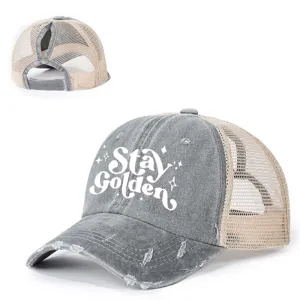 Berretto da baseball grigio in mesh con coda di cavallo e stampa Stay Golden regolabile.