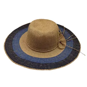 Gros plan détaillé du chapeau de paille tissé élégant avec des anneaux bleus et bruns.