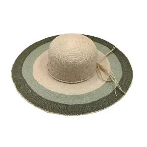Vue détaillée du chapeau de paille élégant à large bord avec des motifs à rayures.