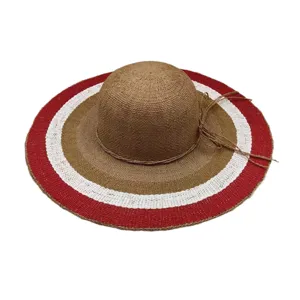 Chapeau de paille à large bord pour femme, design rayé élégant, idéal pour la plage d'été.