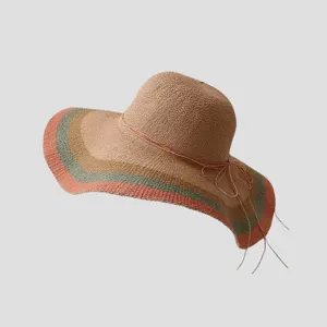 Vue détaillée du chapeau de paille à large bord avec rayures colorées et joli nœud.