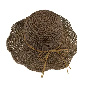 Vue détaillée du chapeau de soleil marron foncé pour femme avec bord large et nœud.