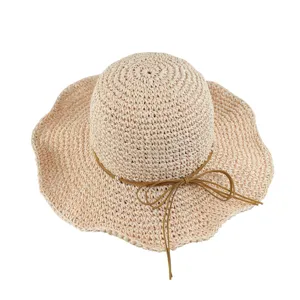 Vue detaillee chapeau de paille ete femme ruban noeud marron bord ondule protection.