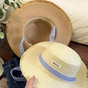Chapeau de paille plat français à franges avec rubans à carreaux bleus pour la plage.