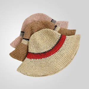 Vue détaillée du chapeau de paille crocheté bicolore style français pour l'été.