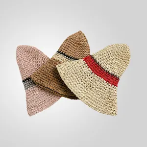 Vue détaillée du chapeau de pêcheur en paille crochetée pour femme avec rayures colorées.