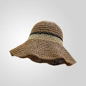 Vue détaillée du chapeau de paille de style français crocheté avec des rayures contrastées.