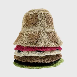 Handgemachter Häkel-Strohhut mit süßem Herzmuster, stilvoller Sommersonnenschutz.