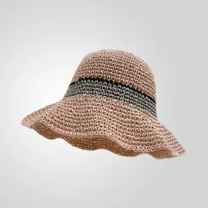 Vue de détail rapprochée du chapeau cloche d'été en paille avec bande tricotée.