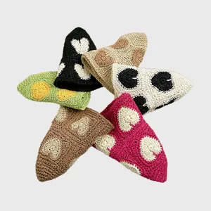 Handgefertigter Häkel-Strohhut für Damen, sommerlicher Fischerhut mit Herzmuster und Sonnenschutz.