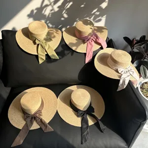 Chapeau de paille plat français avec nœud ruban, idéal pour l'été et les vacances à la plage.
