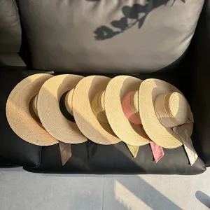 Gros-plan sur d'élégants chapeaux de paille français aux rubans colorés pour l'été.