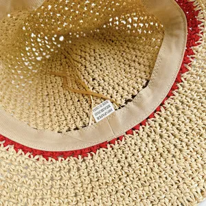 Vue détaillée de l'intérieur du chapeau de paille crocheté, matière papier, design tissé.
