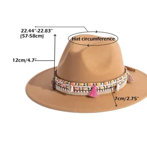 Detail van vintage fedora hoed met geweven band en schelpdecoratie, 57-58 cm.