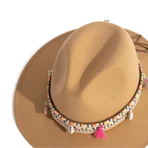 Mooie stijlvolle retro Fedora hoed met platte rand, etnische band en kwastjes voor vrouwen.