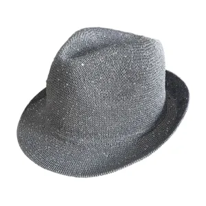 Vista dettagliata del cappello fedora in paillettes grigie con trama traspirante e brillante.