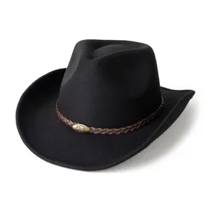 Primer plano de sombrero de cowboy western de fieltro negro con tira de cuero trenzado.