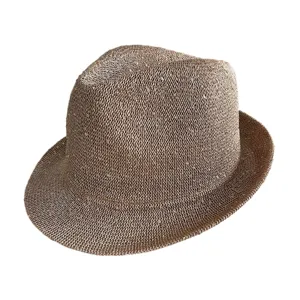 Primo piano dettagliato del cappello fedora vintage con paillettes e trama traspirante.