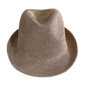 Vista dettagliata del cappello fedora jazz con paillettes, cappello parasole traspirante.