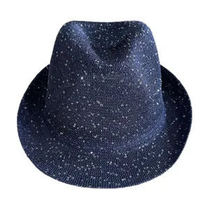 Primo piano dettagliato del cappello fedora blu scuro con paillettes e tessuto traspirante.