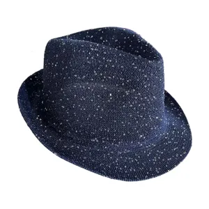 Dettaglio in primo piano del cappello fedora con paillettes blu scuro e trama traspirante.