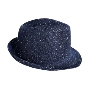 Primo piano dettagliato di cappello fedora blu scuro con paillettes, materiale traspirante glitterato.
