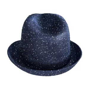 Dettaglio in primo piano del cappello jazz con paillettes blu scuro e trama traspirante.