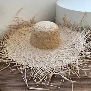 Breiter Strohhut mit ausgefransten Kanten Detail, natürliches Bast Sommertag Strand Kopfbedeckung.
