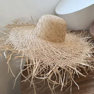 Schicker breiter Fransenstrohhut für den Sommer, ideal für Strandurlaub und Outdoor-Reisen.