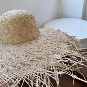 Damen Raffia Strohhut mit breiter Krempe und Fransen, ideal für Sommerstrand und Sonnenschutz.