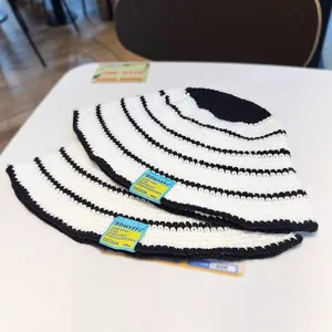 Cappello da pescatore in maglia a righe bianche e nere da donna, copricapo caldo.